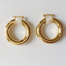 Load image into Gallery viewer, Chunky Bold Golden Hoop Earring